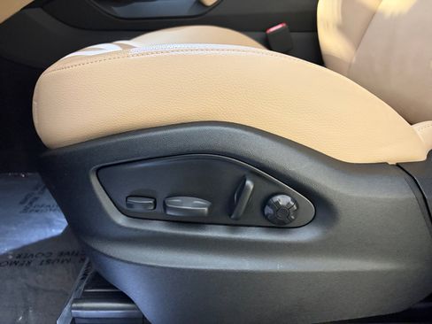 Certified 2025 Porsche Cayenne AWD/4WD image 23