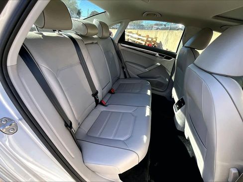 Used 2018 Volkswagen Passat 2.0T SE image 19