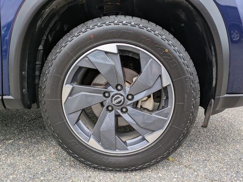 Certified 2025 Nissan Rogue SV FWD image 12