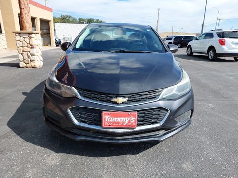 Used 2017 Chevrolet Cruze LT w/ Convenience Package image 3