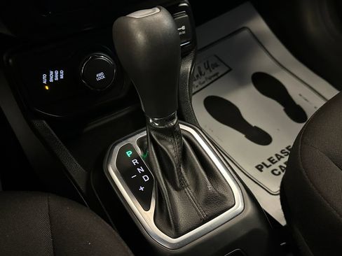 Used 2018 Jeep Renegade Latitude AWD/4WD image 16