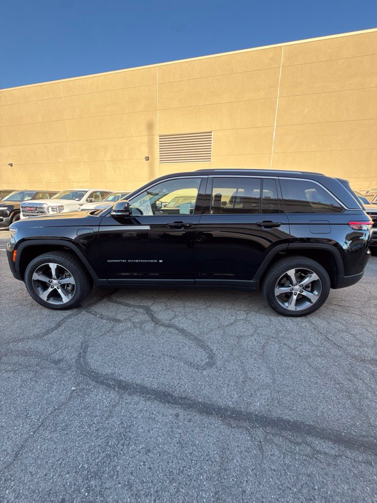 Used 2023 Jeep Grand Cherokee 4WD 4xe image 2