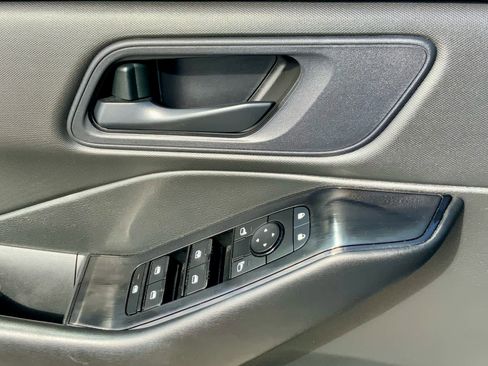 Used 2024 Nissan Rogue S AWD/4WD image 46