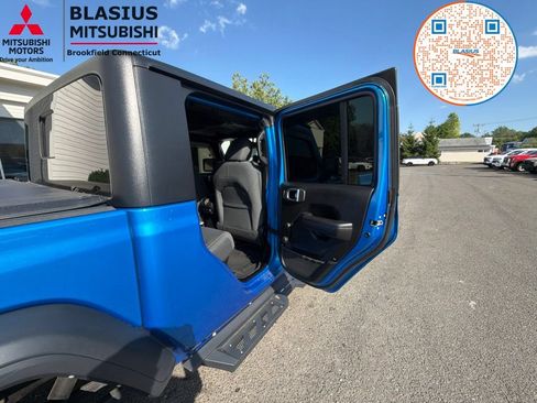 Used 2024 Jeep Gladiator Sport AWD/4WD image 44