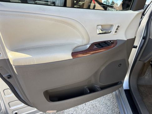 Used 2014 Toyota Sienna Limited image 16