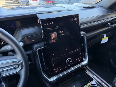 Used 2025 GMC Yukon Elevation AWD/4WD image 23