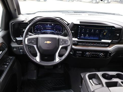Used 2022 Chevrolet Silverado 1500 LT w/ Z71 Off-Road Package AWD/4WD image 12