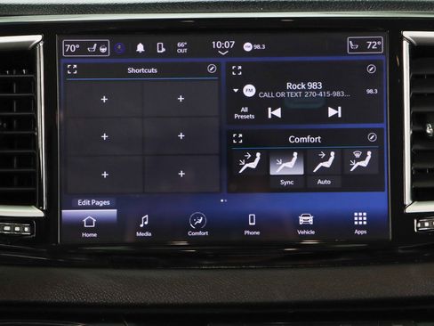 Used 2023 Chrysler Pacifica Touring-L image 18