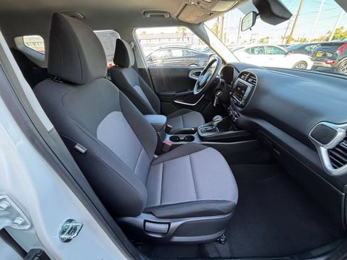 Used 2025 Kia Soul LX w/ LX Technology Package FWD image 24