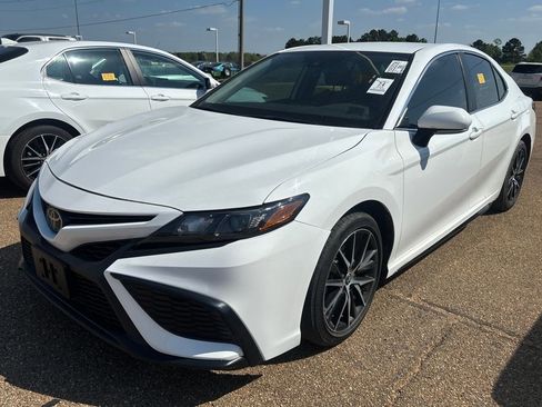 Used 2024 Toyota Camry SE image 1