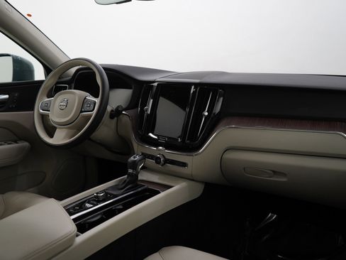 Used 2021 Volvo XC60 T5 Momentum w/ Premium Package image 11