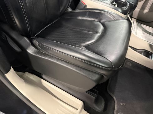 Certified 2023 Chrysler Pacifica Touring-L FWD image 7