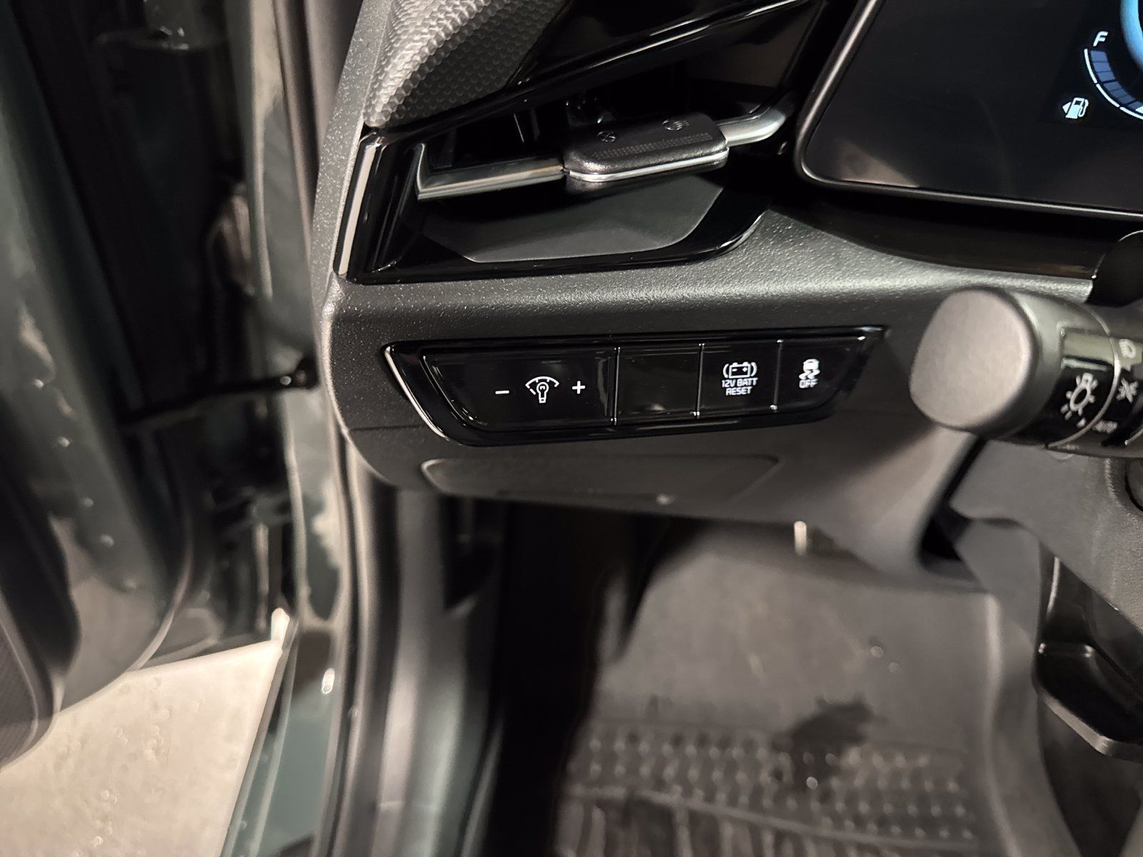 Used 2023 Kia Niro EX Touring FWD image 14