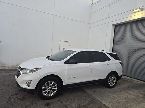 Used 2018 Chevrolet Equinox LS image 2