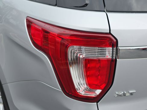 Used 2018 Ford Explorer XLT w/ Equipment Group 202A image 32