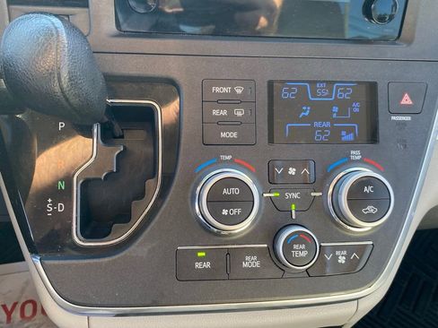Used 2017 Toyota Sienna L image 23