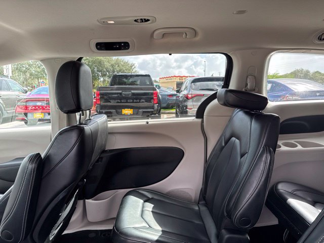 Used 2023 Chrysler Pacifica Touring-L FWD image 20