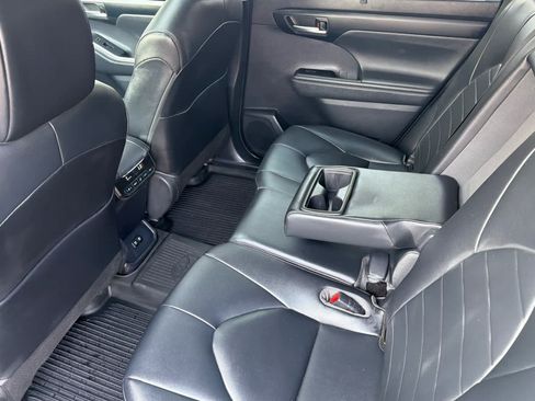Used 2020 Toyota Highlander XLE AWD/4WD image 4