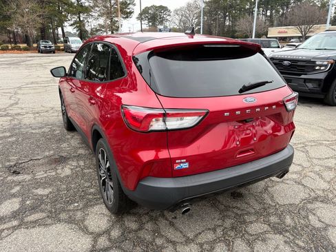 Used 2022 Ford Escape SE w/ SE Sport Appearance Package image 7