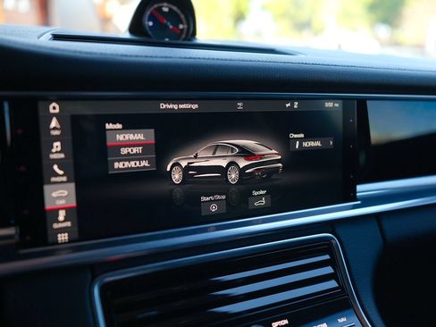 Used 2018 Porsche Panamera image 7