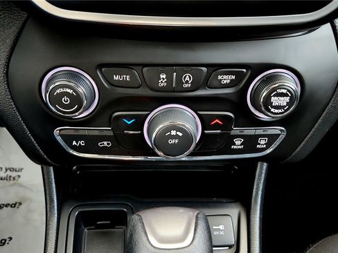 Used 2019 Jeep Cherokee Latitude w/ Popular Appearance Group image 30