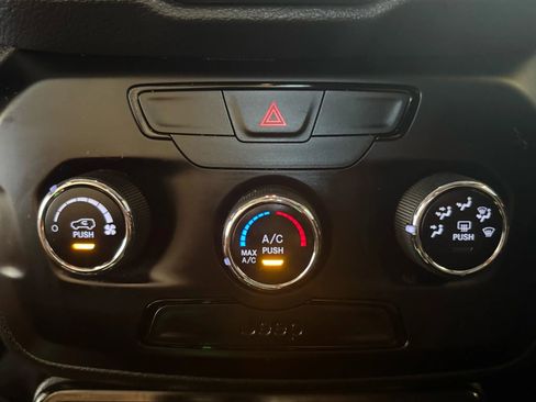 Used 2019 Jeep Renegade Sport image 17