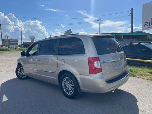 Used 2013 Chrysler Town & Country Touring-L w/ Entertainment Group #2 FWD image 3