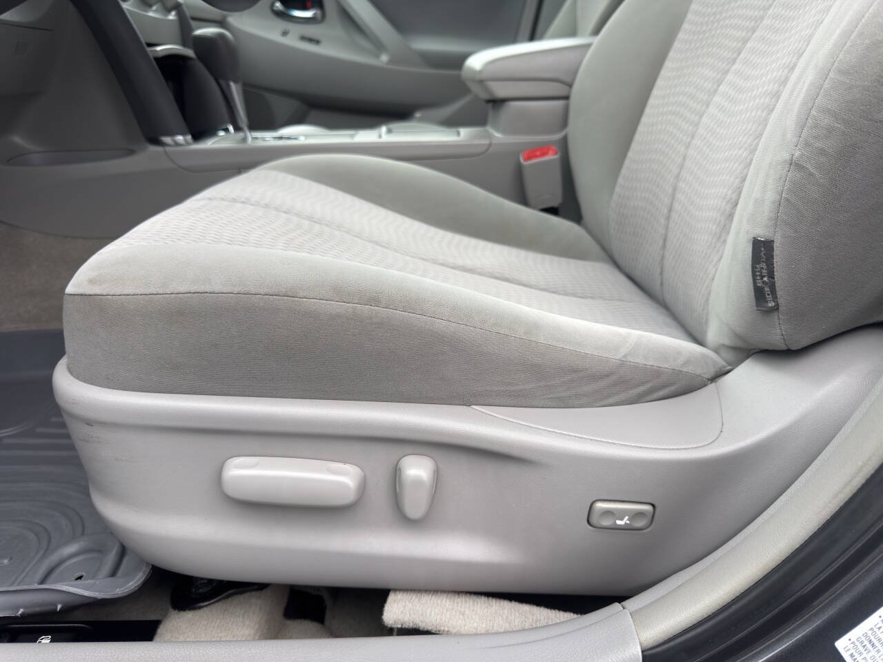 Used 2011 Toyota Camry LE FWD image 19