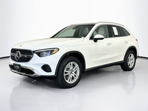 Used 2025 Mercedes-Benz GLC 300 4MATIC image 3