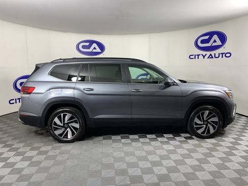 Used 2024 Volkswagen Atlas SE AWD/4WD image 2