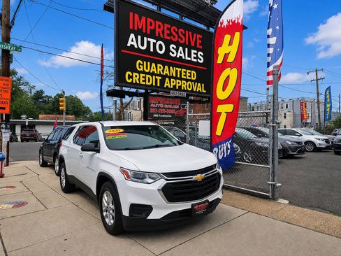 Used 2020 Chevrolet Traverse LS FWD image 1