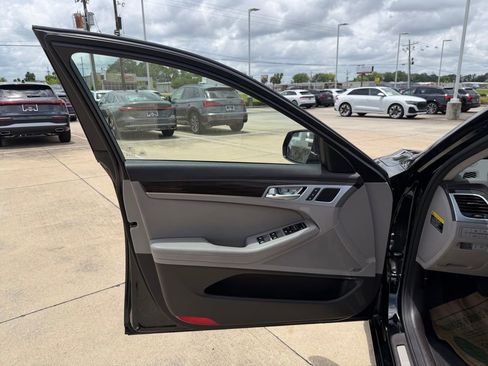 Used 2017 Genesis G80 3.8 w/ Option Group 02 RWD image 9