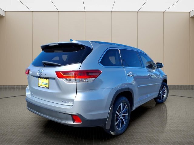 Used 2017 Toyota Highlander XLE AWD/4WD image 6