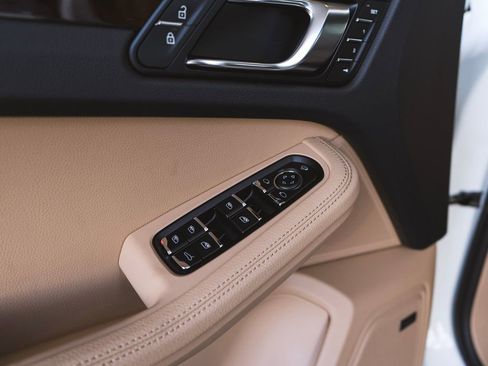 Certified 2026 Porsche Macan AWD/4WD image 29