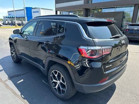 Used 2024 Jeep Compass Latitude AWD/4WD image 4