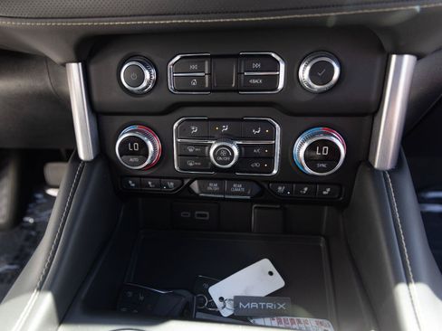 Used 2024 GMC Yukon SLT w/ SLT Luxury Package AWD/4WD image 34