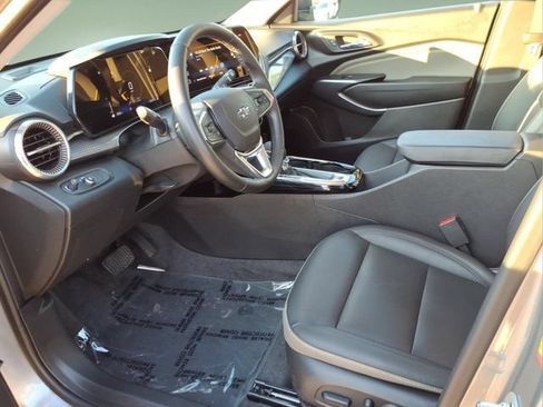 Used 2025 Chevrolet Trax ACTIV w/ Sunroof Package FWD image 11