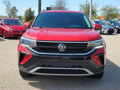 Used 2024 Volkswagen Taos SE image 2
