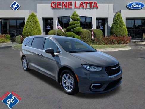 Used 2023 Chrysler Pacifica Touring-L FWD image 1