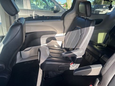 Used 2022 Chrysler Pacifica Touring-L FWD image 16