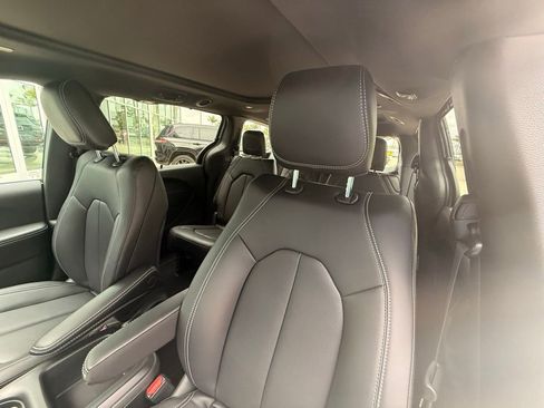 New 2026 Chrysler Pacifica Select FWD image 23
