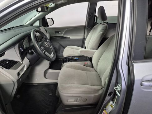 Used 2018 Toyota Sienna LE image 9