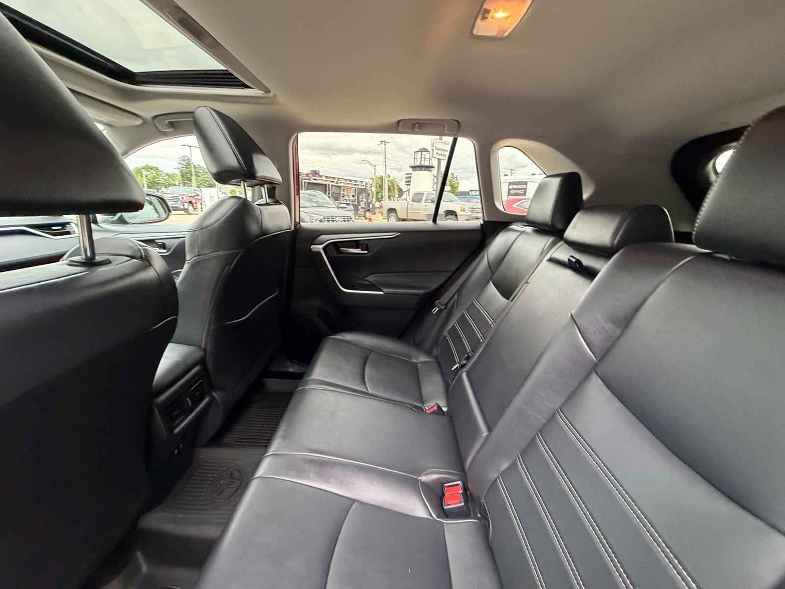 Used 2021 Toyota RAV4 XLE Premium AWD/4WD image 5