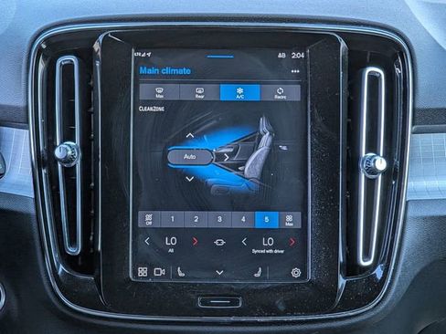 Used 2023 Volvo XC40 B5 Core image 13