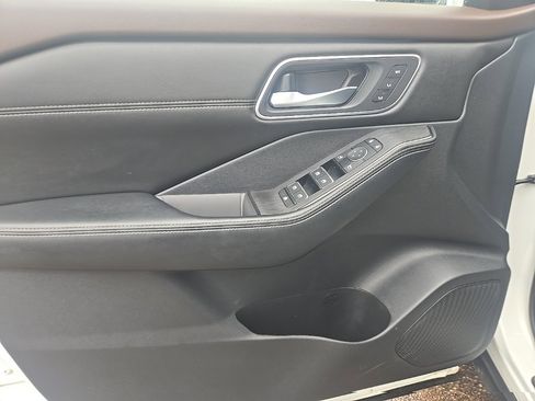 Used 2023 Nissan Rogue Platinum w/ Platinum Premium Package image 12