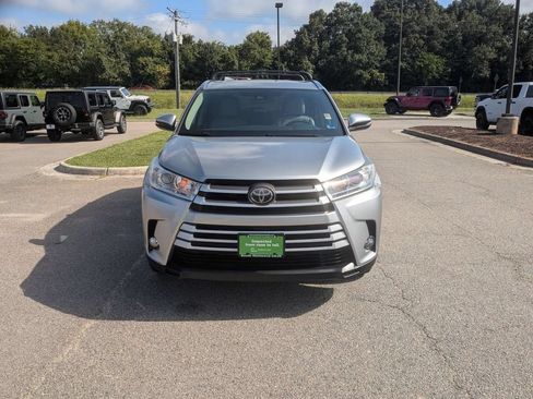 Used 2018 Toyota Highlander XLE w/ Carpet Mat Package (TMS) AWD/4WD image 8