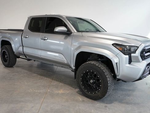 Used 2024 Toyota Tacoma SR5 AWD/4WD image 7