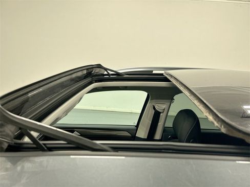 Used 2022 Volkswagen Tiguan SE image 19