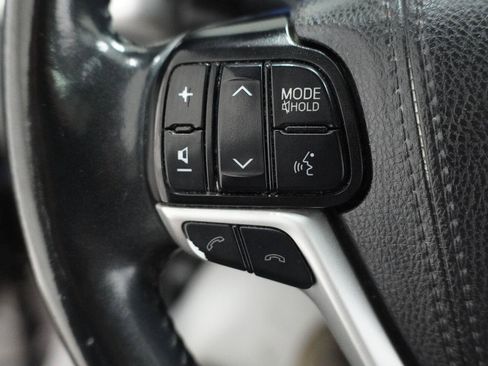 Used 2019 Toyota Highlander SE FWD image 9