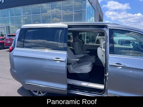 Used 2019 Chrysler Pacifica Limited w/ Tire & Wheel Group FWD image 3